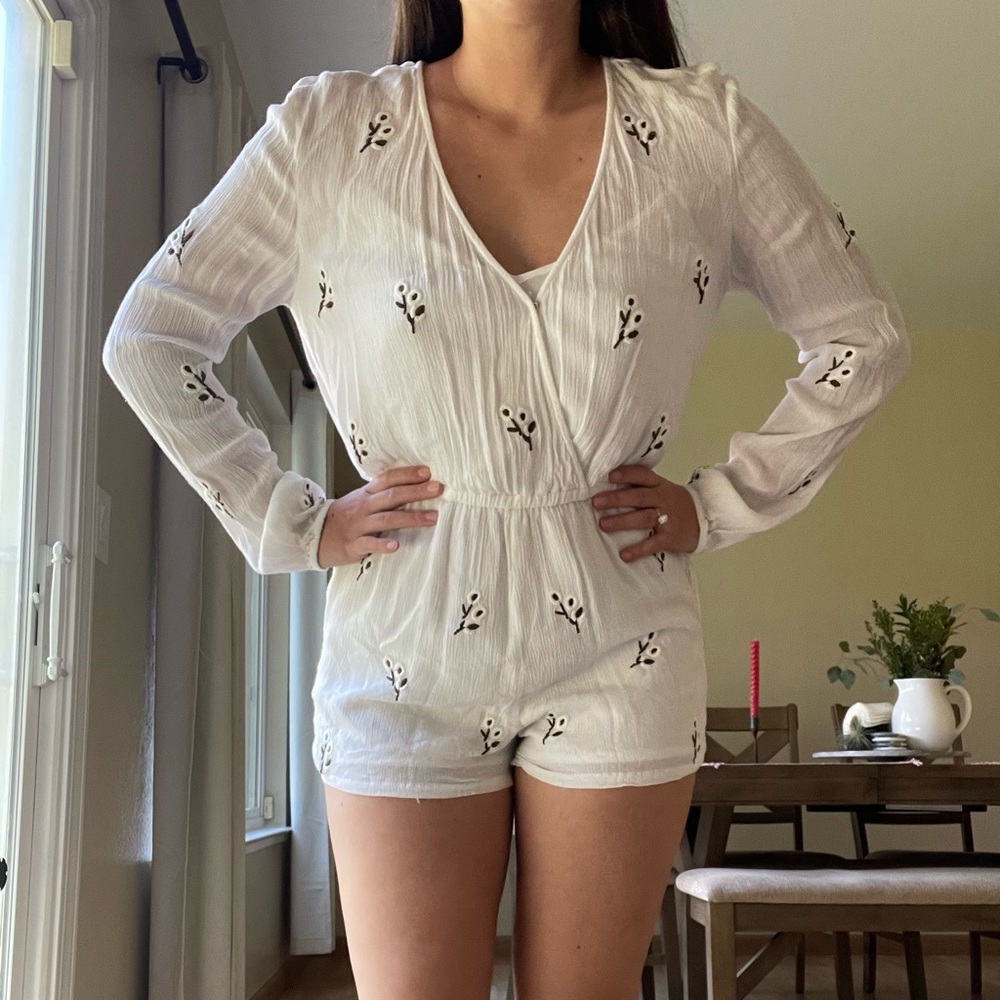White long sleeve romper with flower embroidery